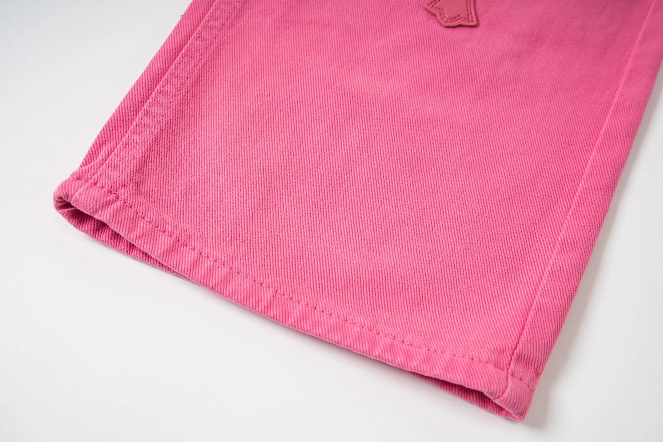 P250 CHROME HEARTS 25ss dopamine light pink cross-over leather washed jeans - Full of exploring the ultimate in fashion, Chrome Hearts' new Chrome Hearts pants not only present a unique style, the fresh ice blue color looks particularly youthful and energetic. The mid-high waist design is paired with a lazy and casual style, which not only shows long legs but also maintains a casual feel. It is a must-have fashion choice for trendy men and trendy women. Style number: 1778# Color: Dopamine powder Size: 28 30 32 34